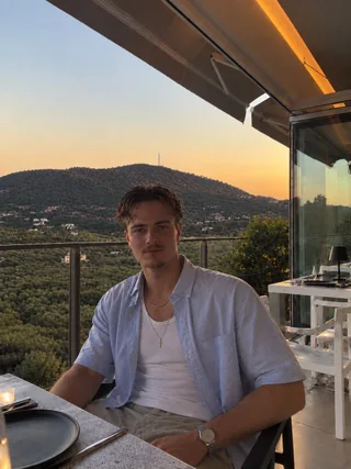 Kay op een terras bij zonsondergang